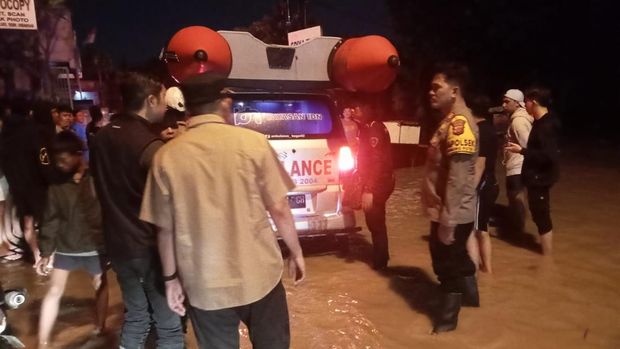 Sebanyak 5.073 keluarga terdampak banjir di Gunungputri, Kabupaten Bogor. Polres Bogor memberikan bantuan dan perhatian khusus kepada warga terdampak banjir. (dok Polres Bogor)