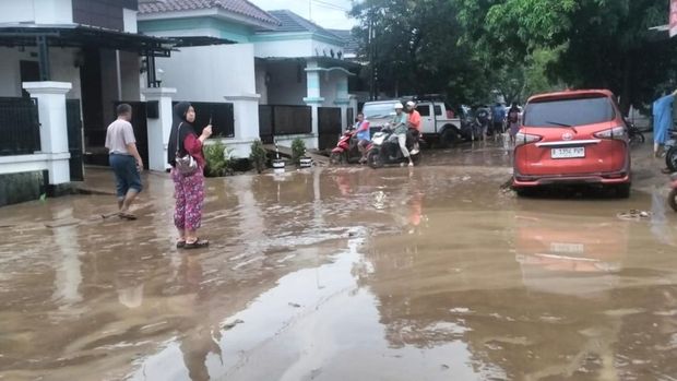 Sebanyak 5.073 keluarga terdampak banjir di Gunungputri, Kabupaten Bogor. Polres Bogor memberikan bantuan dan perhatian khusus kepada warga terdampak banjir. (dok Polres Bogor)