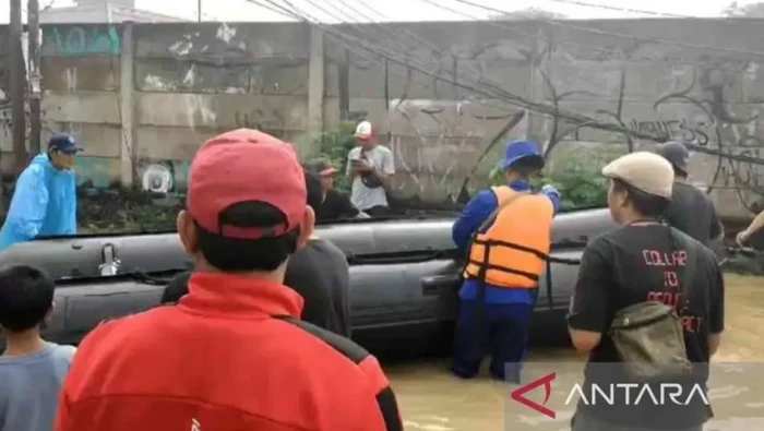 Sejumlah warga menyaksikan proses evakuasi korban terdampak banjir di Perumahan Pondok Gede Permai Jatiasih, Kota Bekasi dari area titik aman, Selasa siang. (ANTARA/Pradita Kurniawan Syah).