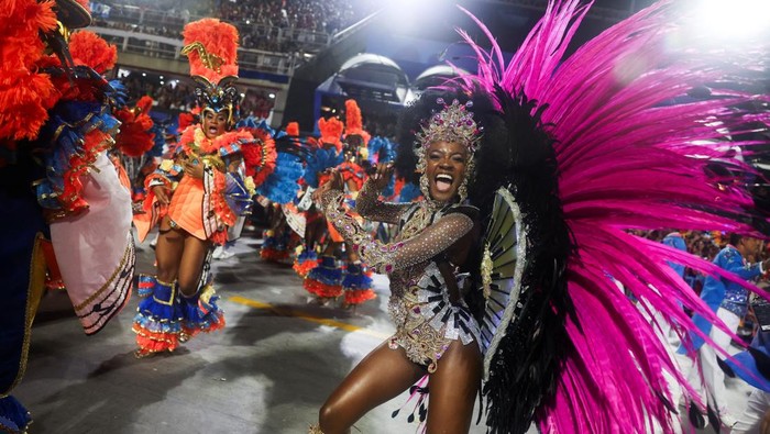 Semarak Perayaan Karnaval di Brasil Revellers from Vila Isabel samba school perform at the Sambadrome during Carnival in Rio de Janeiro Brazil March 4, 2025. REUTERS/Pilar Olivares