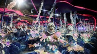 Dalam karnaval tersebut memamerkan beragam ekspresi budaya Brasil melalui parade yang memukau. REUTERS/Pilar Olivares