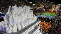 Jutaan orang berkumpul di Sambadrome untuk merayakan karnaval di Rio de Janeiro, Brasil, Minggu (2/3/2025). REUTERS/Ricardo Moraes