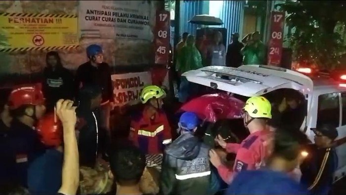 Seorang ibu dan anaknya yang berusia 11 bulan tertimbun longsor di Kota Bogor. Sang ibu berhasil dievakuasi dengan selamat, namun anaknya meninggal dunia. (dok Istimewa)