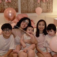 Pertengahan bulan Februari lalu putri Sheila Marcia dan Anji, Leticia Joseph, baru saja berulang tahun yang ke-15. Perayaan ulang tahunnya digelar sederhana bersama keluarga di sebuah vila di Bali. Foto: Instagram/@itssheilamj