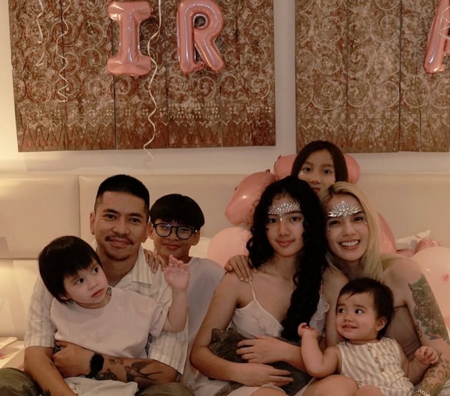 Keempat adik Leticia juga turut hadir. Berpose bersama, perayaan ulang tahun Leticia yang digelar intimate tampak hangat dengan dikelilingi orang-orang tersayang. Foto: Instagram/@itssheilamj