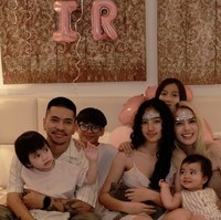 Keempat adik Leticia juga turut hadir. Berpose bersama, perayaan ulang tahun Leticia yang digelar intimate tampak hangat dengan dikelilingi orang-orang tersayang. Foto: Instagram/@itssheilamj