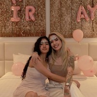 Tampil kompak, Leticia dan sang bunda, Sheila Marcia kenakan face sticker berwarna silver di wajahnya. Keduanya berpose memamerkan kedekatan mereka. Foto: Instagram/@itssheilamj