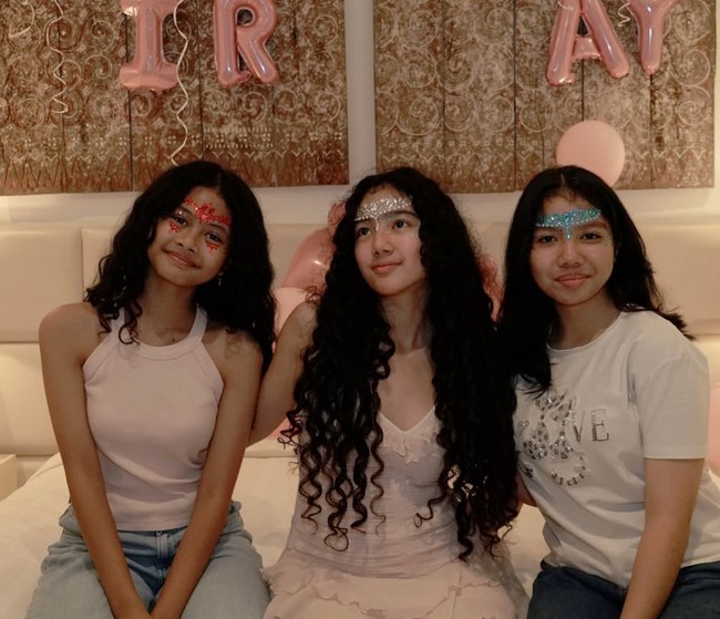 Meski dalam foto-foto yang dibagikan ayah biologis Leticia, Anji, tak terlihat hadir, namun kebahagiaan tetap terpancar di wajah Leticia. Ditambah dengan kehadiran kerabat terdekat yang disayanginya. Foto: Instagram/@itssheilamj