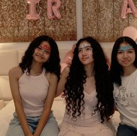 Meski dalam foto-foto yang dibagikan ayah biologis Leticia, Anji, tak terlihat hadir, namun kebahagiaan tetap terpancar di wajah Leticia. Ditambah dengan kehadiran kerabat terdekat yang disayanginya. Foto: Instagram/@itssheilamj