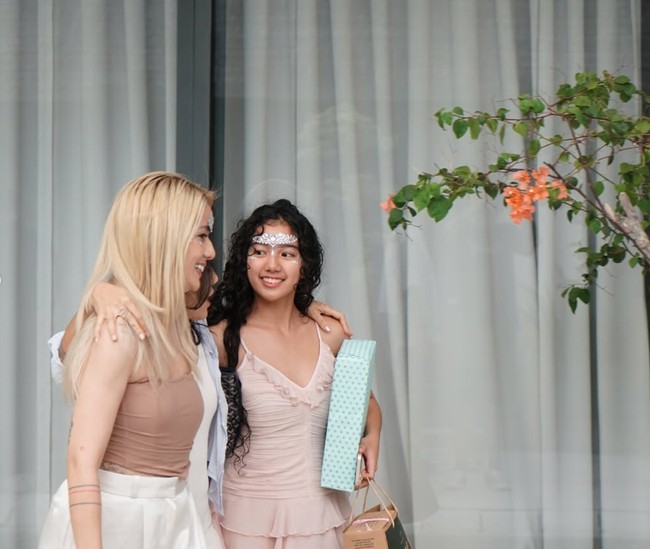 Leticia dan Sheila juga terlihat kompak dengan mengenakan busana berwarna kecoklatan. Tampak pasangan ibu dan anak itu yang begitu kompak. Foto: Instagram/@itssheilamj