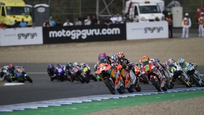 (From L) Red Bull KTMs Turkish rider Deniz Oncu rides ahead of Red Bull KTMs Spanish rider Daniel Holgado, Angeluss MTA Team KTMs Ivan Ortola and Gaviota GASGAS Japanese rider Ryusei Yamanaka during the Moto3 race of the Spanish Grand Prix at the Jerez Circuit in Jerez de la Frontera on April 30, 2023. (Photo by JORGE GUERRERO / AFP)