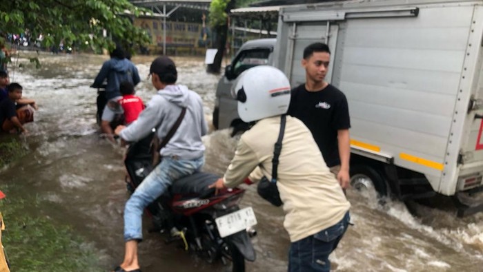 Sisa genangan banjir masih berada di Kelurahan Harapan Jaya, Cibinong, Bogor, Jawa Barat, tepatnya di dekat Situ Cikaret. (Rizky Adha/detikcom)