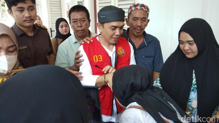 Suami Fenny Frans Mustadir dg Sila usai menjalani sidang di PN Makassar.