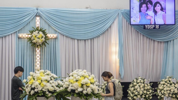 Suami mendiang pendaki Lilie Wijayati Poegiono, Frigard Harjono berjalan ke arah peti mati persemayaman di Rumah Duka Nana Rohana Yayasan Dana Sosial Priangan, Bandung, Jawa Barat, Senin (3/3/2025). Lilie Wijayati yang menjadi salah satu korban meninggal akibat hipotermia saat pendakian di Puncak Carstensz Pyramid, Papua Tengah tersebut akan dimakamkan di San Diego Hills, Karawang pada Rabu (5/3). ANTARA FOTO/Novrian Arbi/agr