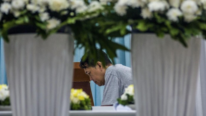 Suami mendiang pendaki Lilie Wijayati Poegiono, Frigard Harjono berjalan ke arah peti mati persemayaman di Rumah Duka Nana Rohana Yayasan Dana Sosial Priangan, Bandung, Jawa Barat, Senin (3/3/2025). Lilie Wijayati yang menjadi salah satu korban meninggal akibat hipotermia saat pendakian di Puncak Carstensz Pyramid, Papua Tengah tersebut akan dimakamkan di San Diego Hills, Karawang pada Rabu (5/3). ANTARA FOTO/Novrian Arbi/agr
