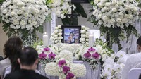 Keluarga dan kerabat mengikuti ibadah untuk mendoakan mendiang pendaki Puncak Cartensz Pyramid, Elsa Laksono di Rumah Duka Carolus, Jakarta, Senin (3/3/2025).