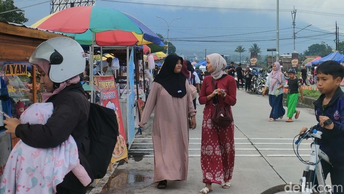 Suasana sore hari bulan Ramadan di Jalan Ibrahim Adjie yang estetik di Garut