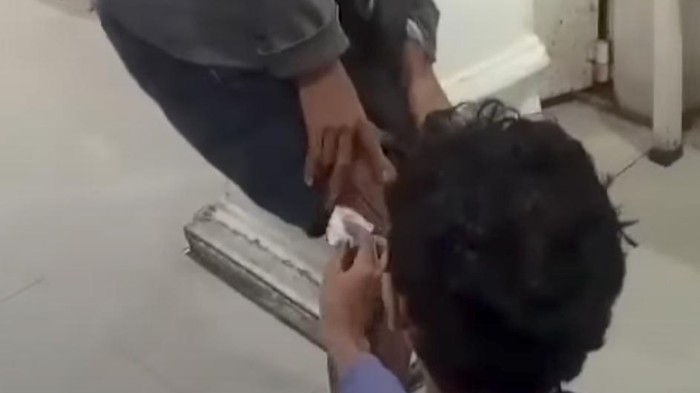 Tangkapan layar pria masuk rumah makan dengan kondisi kaki tertancap busur panah.