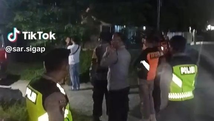 Tangkapan layar video pencarian bau busuk misterius di Temon, Kulon Progo, Selasa (4/3/2025).