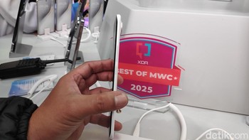 Sisi kiri ponsel diisi oleh dua tombol fisik yakni tombol volume dan tombol daya. Foto: detikINET/Moch Prima Fauzi