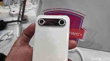 Bagian belakangnya terdapat logo Spark di bawah sedangkan di atas terdapat kamera dengan bentuk yang unik. Foto: detikINET/Moch Prima Fauzi