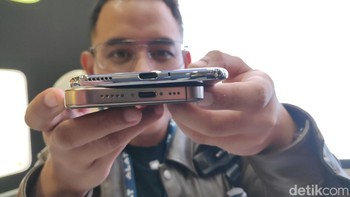 Spark Slim memiliki varian warna putih serta metalik. Ini tampilan ketika dibandingkan dengan iPhone 15 Series. Foto: detikINET/Moch Prima Fauzi