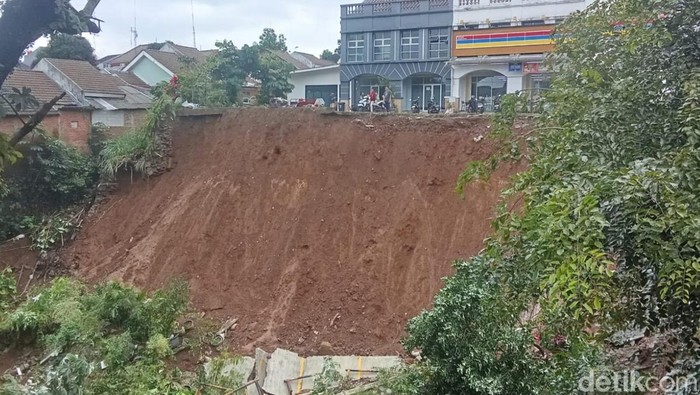 Tembok Penahan Tebing (TPT) setinggi 30 meter di Kelurahan Katulampa, Kota Bogor longsor imbas hujan deras (M Sholihin/detikcom)