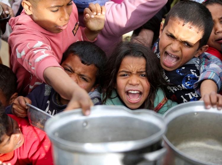 Teriakan Anak-anak Gaza Berebut Makanan untuk Buka Puasa