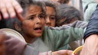 Beberapa anak yang berjuang mendapatkan makanan itu tampak merintih dan menangis. Beberapa lainnya tampak meringis karena terjepit kerumunan.