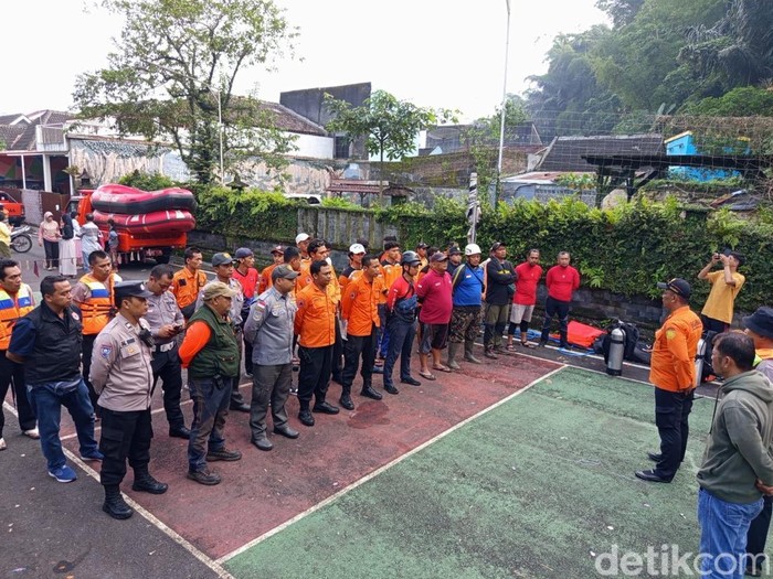Tim relawan gabungan hendak mencari anak yang dilaporkan tenggelam di Sungai Progo kawasan Tuk Songo, Kota Magelang, Selasa (4/3/2025) pagi.