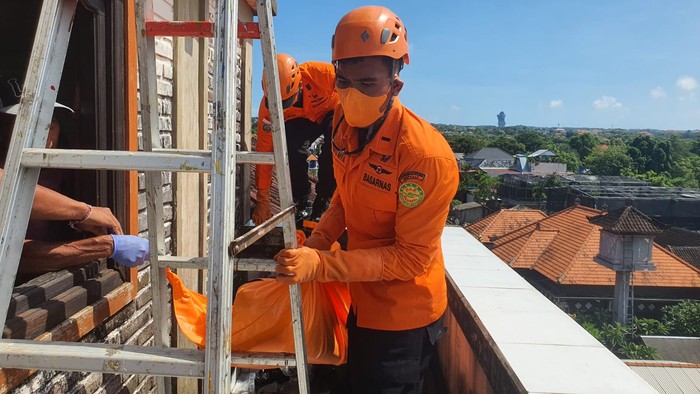 Tim SAR Denpasar mengevakuasi jenazah pria asing tanpa busana di rumah warga Jimbaran, Kuta Selatan, Badung, Bali, Selasa (4/3/2025). (Foto: Dok. Tim SAR Denpasar).