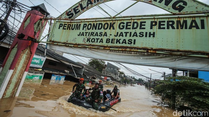 Video Momen Evakuasi Korban Banjir di Bekasi, Digendong Lewat Atap Rumah