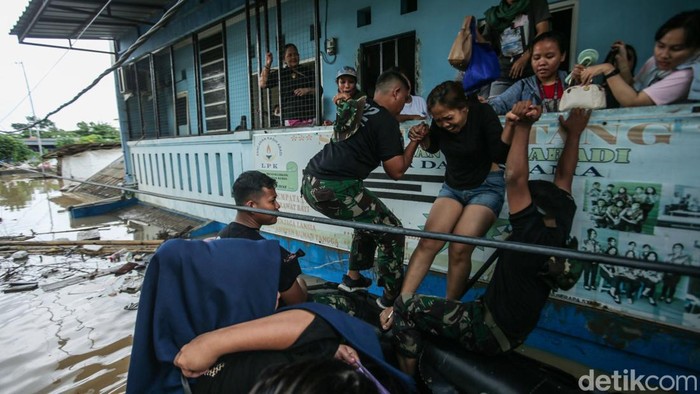 Tim SAR Gabungan Bahu-membahu Evakuasi Korban Banjir di PGP Bekasi Banjir merendam Perumahan Pondok Gede Permai (PGP, Jatiasih, Bekasi, Selasa (4/3/2025). Tim SAR gabungan dikerahkan untuk mengevakuasi warga yang terjebak banjir.