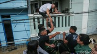 Tim SAR mengevakuasi warga yang sebelumnya bertahan di lantai dua rumah.
