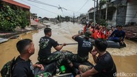 Jalur yang penuh kabel membuat petugas kesulitan untuk melakukan evakuasi.