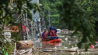 Banjir ini disebabkan oleh meluapnya Kali Bekasi.