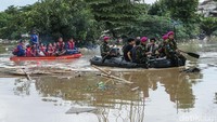 Dengan menggunakan perahu karet, tim SAR gabungan menyusuri perumahan itu untuk mengevakuasi warga.