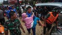 Warga dievakuasi ke tempat yang lebih tinggi.