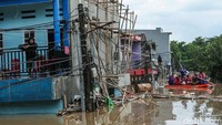 Tim SAR mengecek satu per satu rumah yang terendam banjir. Jika ada yang terjebak banjir, tim SAR langsung melakukan evakuasi. 