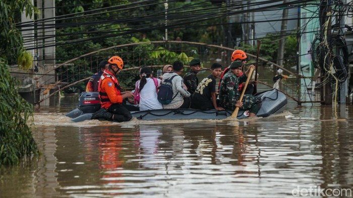 Banjir merendam Perumahan Pondok Gede Permai (PGP, Jatiasih, Bekasi, Selasa (4/3/2025). Tim SAR gabungan dikerahkan untuk mengevakuasi warga yang terjebak banjir.