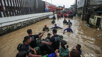 Pantauan detikcom hingga pukul 15.00 WIB, petugas masih bahu-membahu mengevakuasi warga.