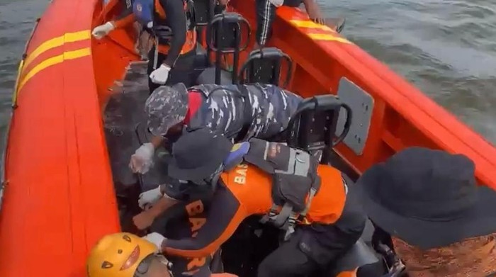 Tim SAR mengevakuasi jasad korban kecelakaan kapal di Perairan Kampung Laut, Tanjab Timur, Jambi