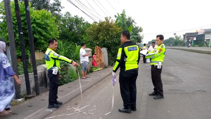TKP pemotor tewas terlindas truk di Jombang