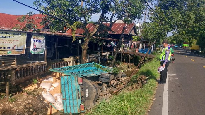Truk terjun ke saluran irigasi di Maros.