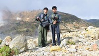 Rekan saya dan saya saat syuting di Gunung Papandayan.