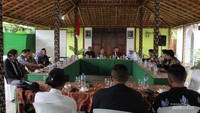 Paket meeting room dikemas tradisional dan sajian yang khas.