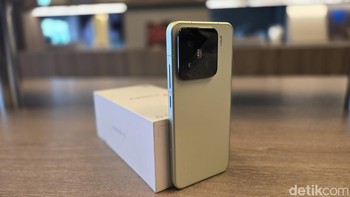 Xiaomi 15 mengusung slogan The Next Pinnacle untuk menggambarkan inovasi baru terutama pada kameranya. Ukurannya yaitu 152,3mm x 71,2mm x 8,08mm dan berat 191 gram. Sungguh compact! Foto: Fitraya Ramadhanny/detikcom
