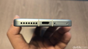 Di sisi bawah tampak ada speaker, port charging USB type C dan slot SIM card. Foto: Fitraya Ramadhanny/detikcom