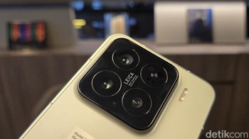 Inilah modul kamera yang dijagokan dalam Xiaomi 15 hasil kolaborasi Xiaomi dan Leica. Xiaomi 15 mengusung 3 kamera Leica di belakang yaitu 50MP kamera utama, 50MP telefoto dan 50MP ultra wide. Foto: Fitraya Ramadhanny/detikcom