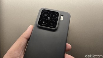 Penampakan Xiaomi 15 jika memakai casingnya. Makin tampak keren. Foto: Fitraya Ramadhanny/detikcom